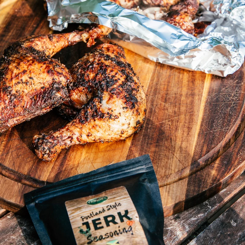 Jerk Chicken & Rice and Peas Bundle + gratis Drinks
