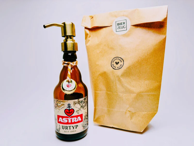 Astra-Seifenspender ”Kiezbrise” | Handgemacht aus Astra Bierflaschen | Nachfüllbar | Hamburg Fan Geschenk | Upcycling Deko Bad