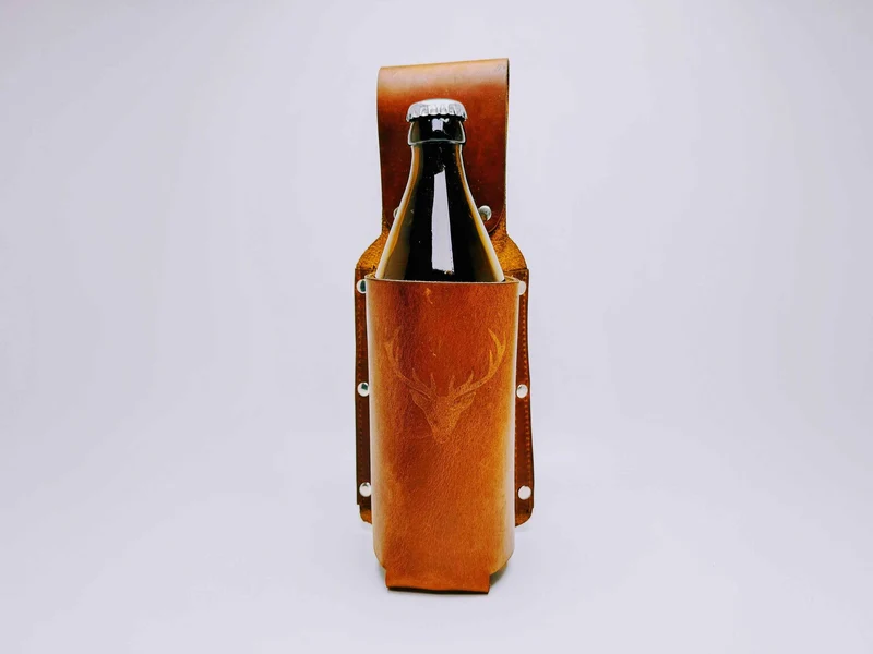 Bierholster Gürtelholster Getränkehalter für Bierflaschen | Einzigartiges Männergeschenk | Echtes Leder oder Filz | Karneval Fasching Kostüm