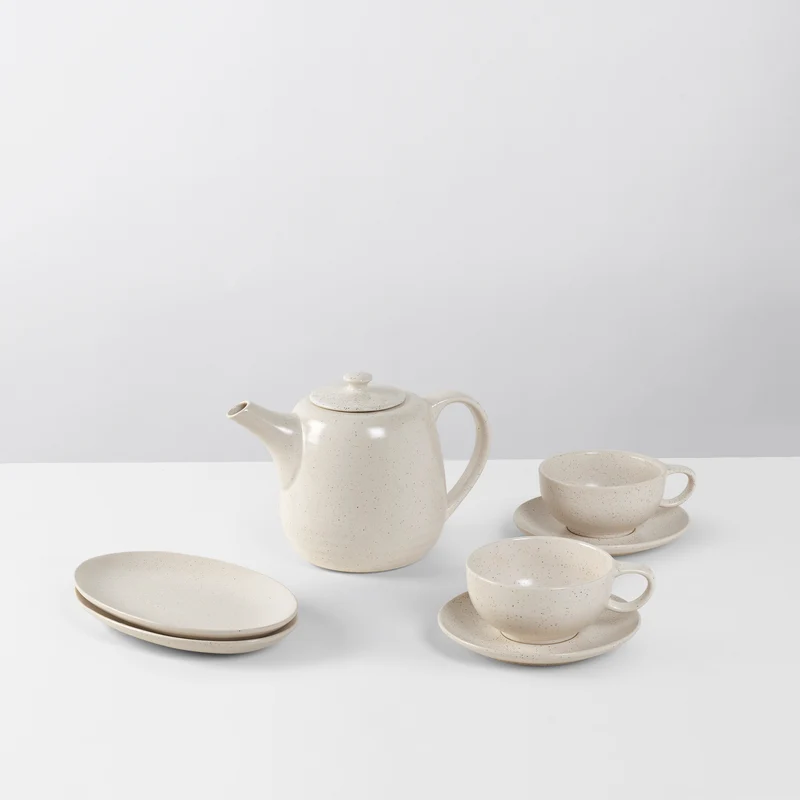 Broste Copenhagen Teeset Nordic Vanilla 7-teilig / 2 Personen - 1 Teekanne, 2 ovaler Teller und 2 Tasse mit Untertasse