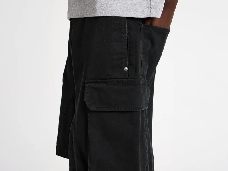 MENS TWISTED PATCH POCKET SHORTS IN BLACK