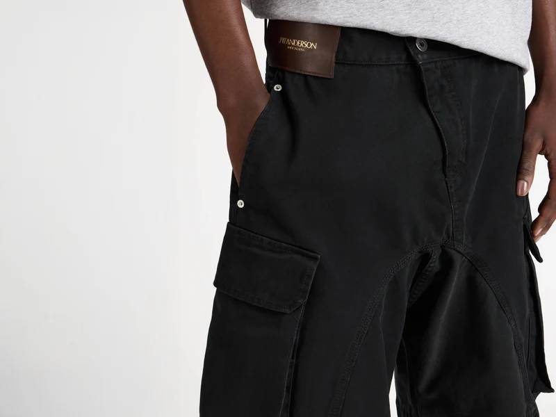 MENS TWISTED PATCH POCKET SHORTS IN BLACK
