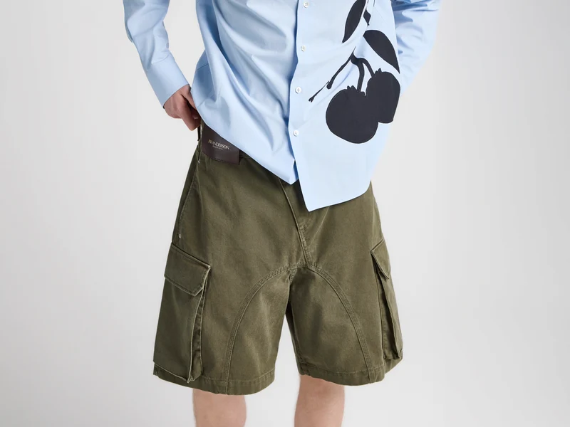 MENS TWISTED PATCH POCKET SHORTS IN KHAKI