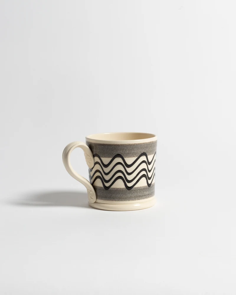 NICHOLAS MOSSE SHAMROCK MUG IN BLACK & ECRU