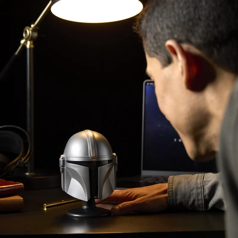 Star Wars - Mandalorian Mini Helm Replik auf Base