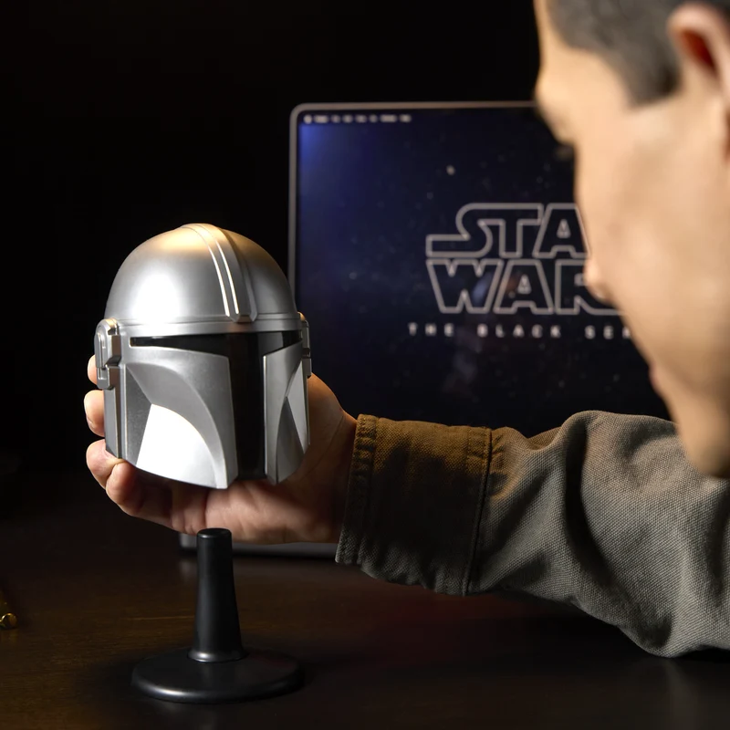 Star Wars - Mandalorian Mini Helm Replik auf Base