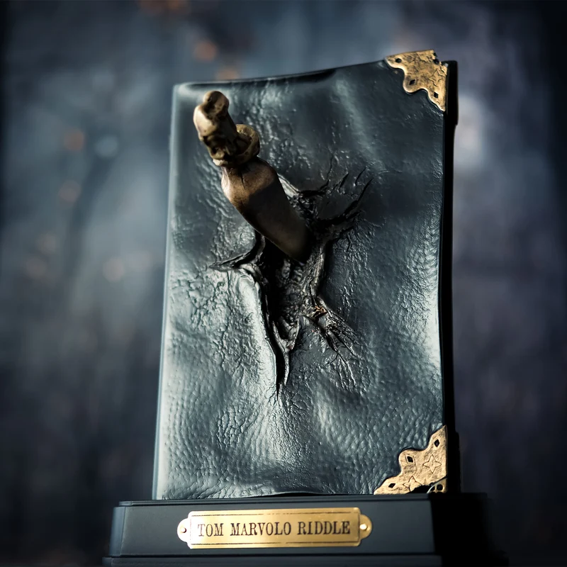 Harry Potter - Riddle Tagebuch Statue mit Basiliskenzahn