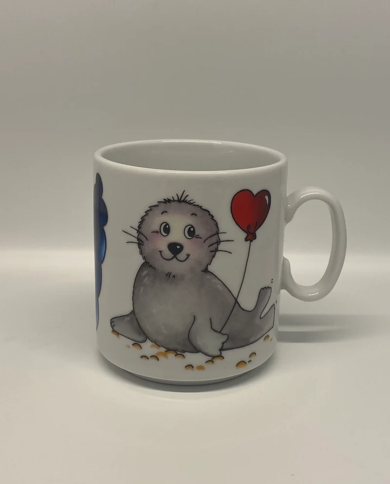 Tasse, Porzellan, „Robbe Herzluftballon“ mit Wunschnamen - Jeder Name ist möglich!