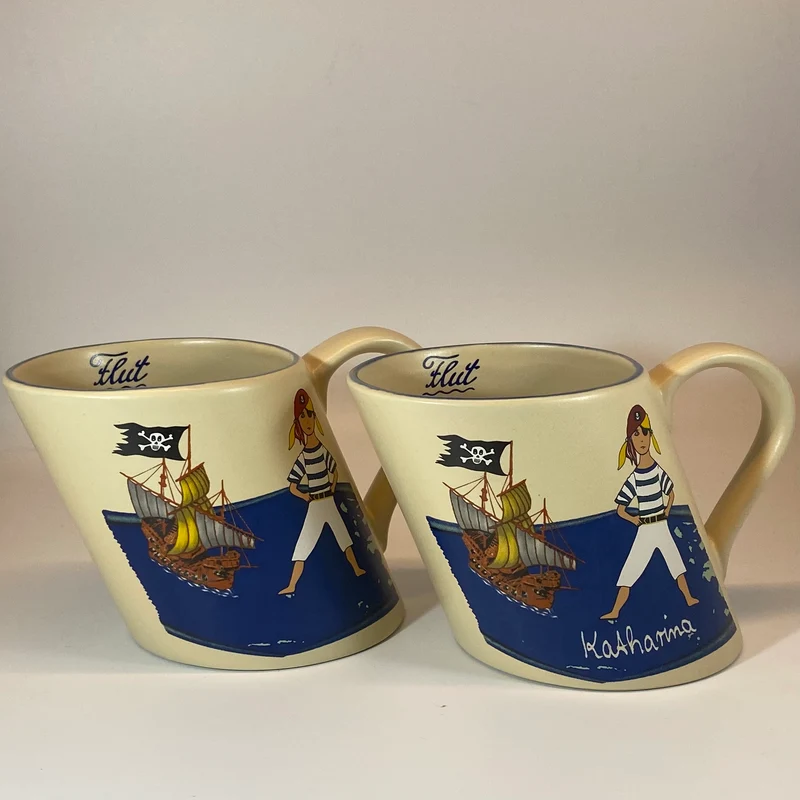 Schiefe Tasse, Keramik, „Piraten - Mädchen“ mit Wunschnamen - Jeder Name ist möglich!