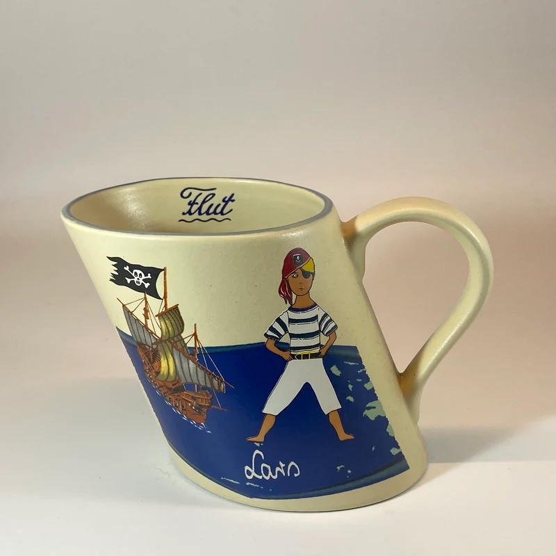 Schiefe Tasse, Keramik, „Pirat Junge“ mit Wunschnamen - Jeder Name ist möglich!