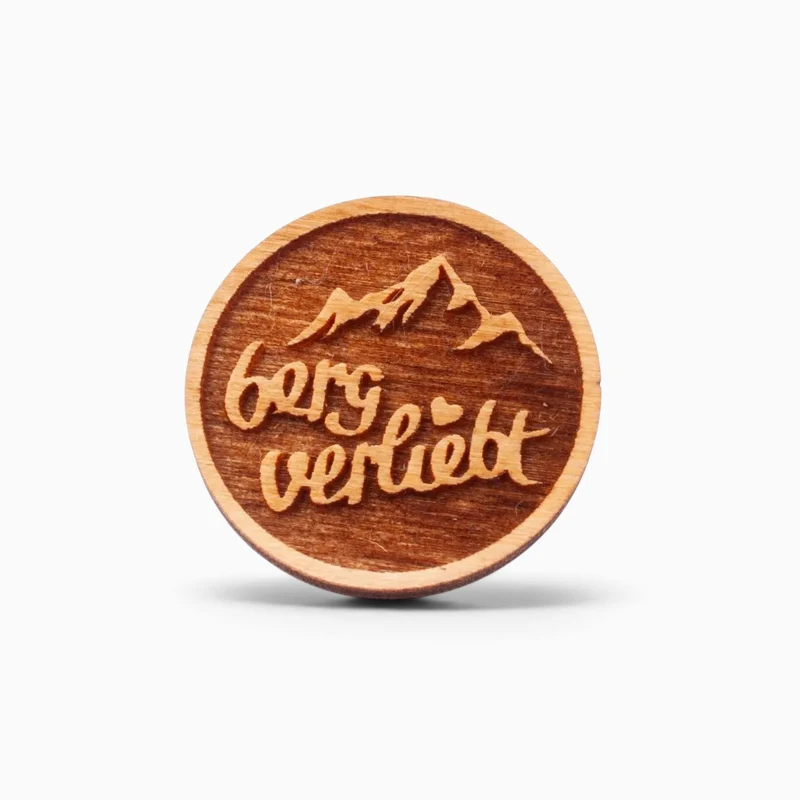 Holz-Ansteck-Pin "bergverliebt"