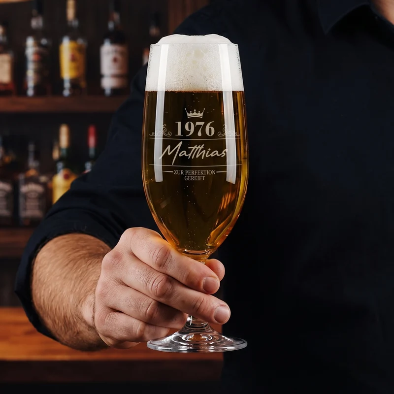 Bierglas von Leonardo mit Name & Geburtsjahr graviert | Pils Glas als Geburtstagsgeschenk für Männer