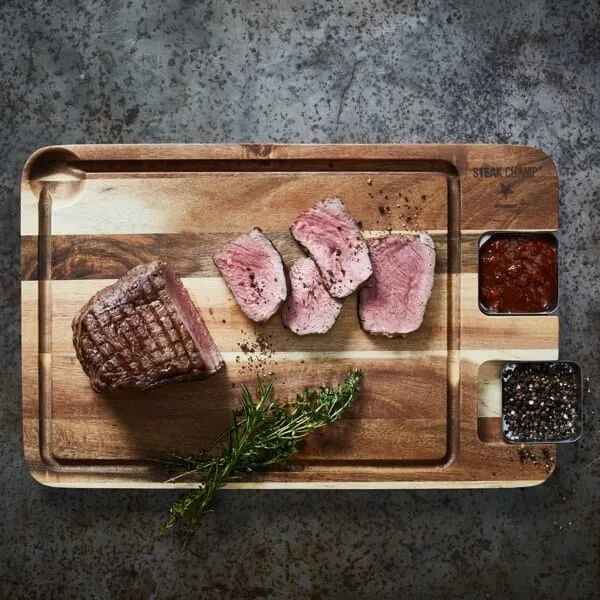 Steakbrett aus Akazienholz mit Edelstahl Sauciere