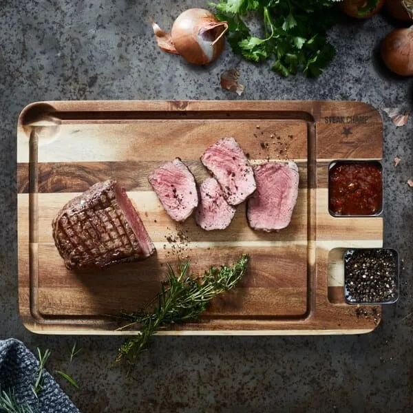 Steakbrett aus Akazienholz mit Edelstahl Sauciere