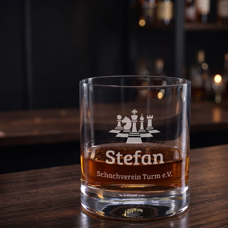 Whisky Glas für Schachspieler personalisiert mit Gravur | Whiskeyglas mit Schachfiguren Motiv