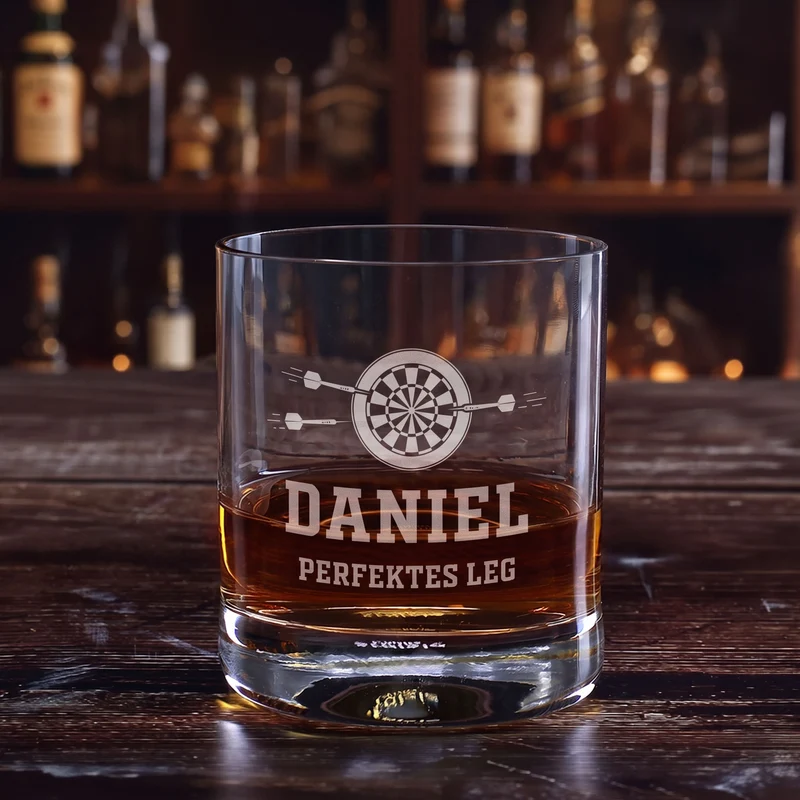 Personalisierbares Whisky Glas mit Dart Gravur | Whiskeyglas mit Name für Dartspieler