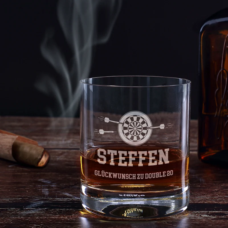 Personalisierbares Whisky Glas mit Dart Gravur | Whiskeyglas mit Name für Dartspieler