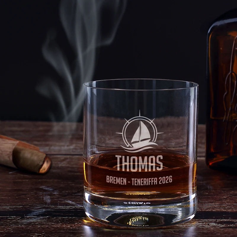 Whisky Glas zum Segeln personalisiert mit Gravur | 320 ml Whiskeyglas mit Segelboot Motiv