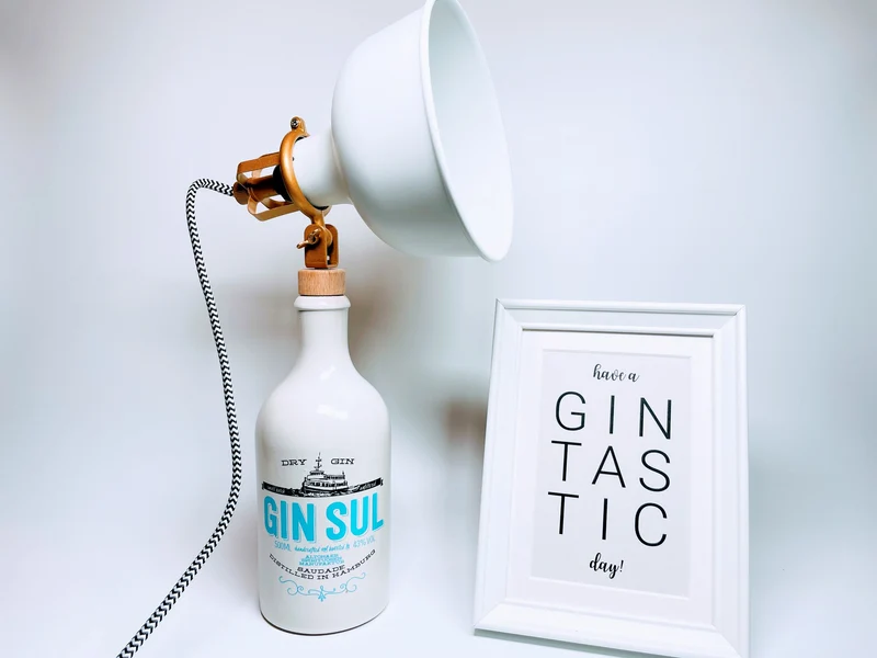 Gin Sul Vintage-Lampe | Handgemachte Upcycling Tischlampe aus Gin Sul | Einzigartige Geschenkidee | Retro Deko-Licht | Upcycling Leuchte