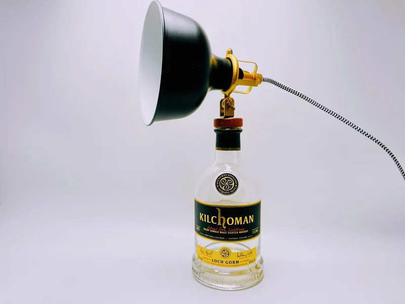 Whisky Tischlampe aus echter Whiskyflasche – Handgemachte Upcycling Design Lampe mit warmem Licht – Geschenkidee für Whisky Liebhaber