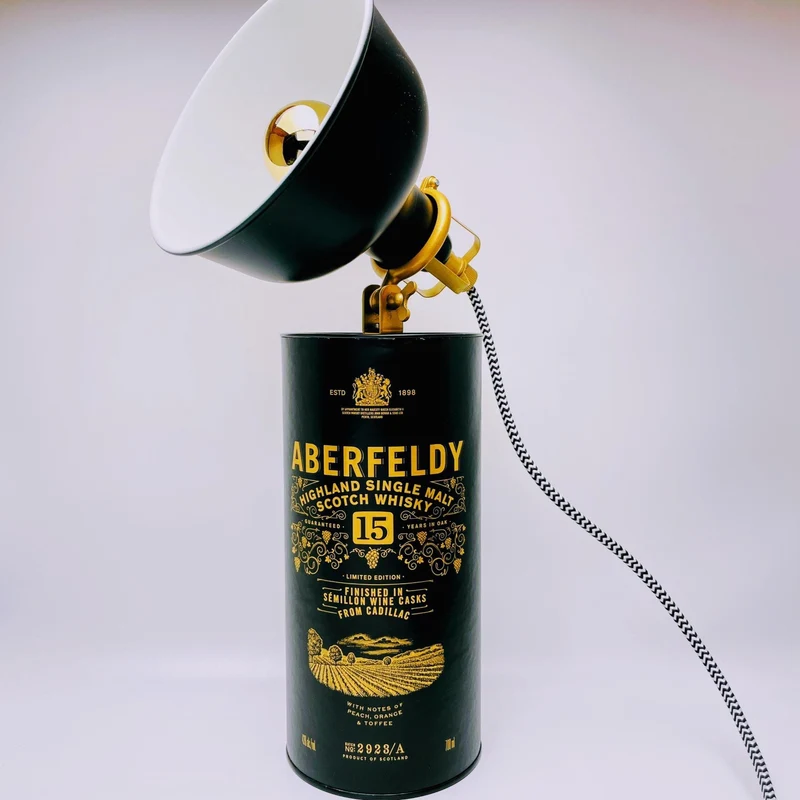 Whisky Tischlampe aus echten Tubes – Handgemachte Upcycling Design Lampe mit warmem Licht – Geschenkidee für Whisky Liebhaber