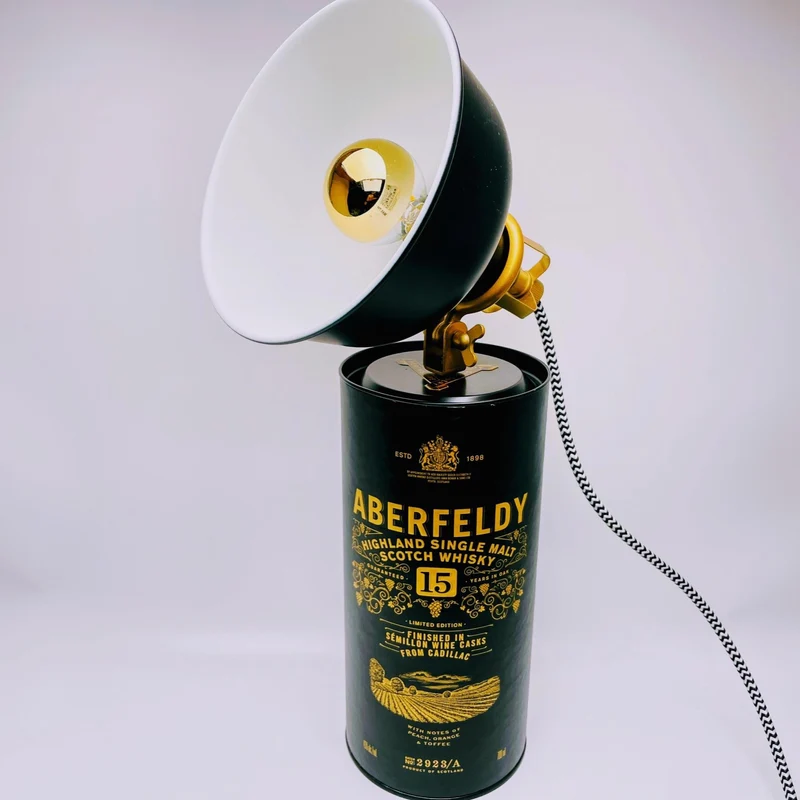 Whisky Tischlampe aus echten Tubes – Handgemachte Upcycling Design Lampe mit warmem Licht – Geschenkidee für Whisky Liebhaber