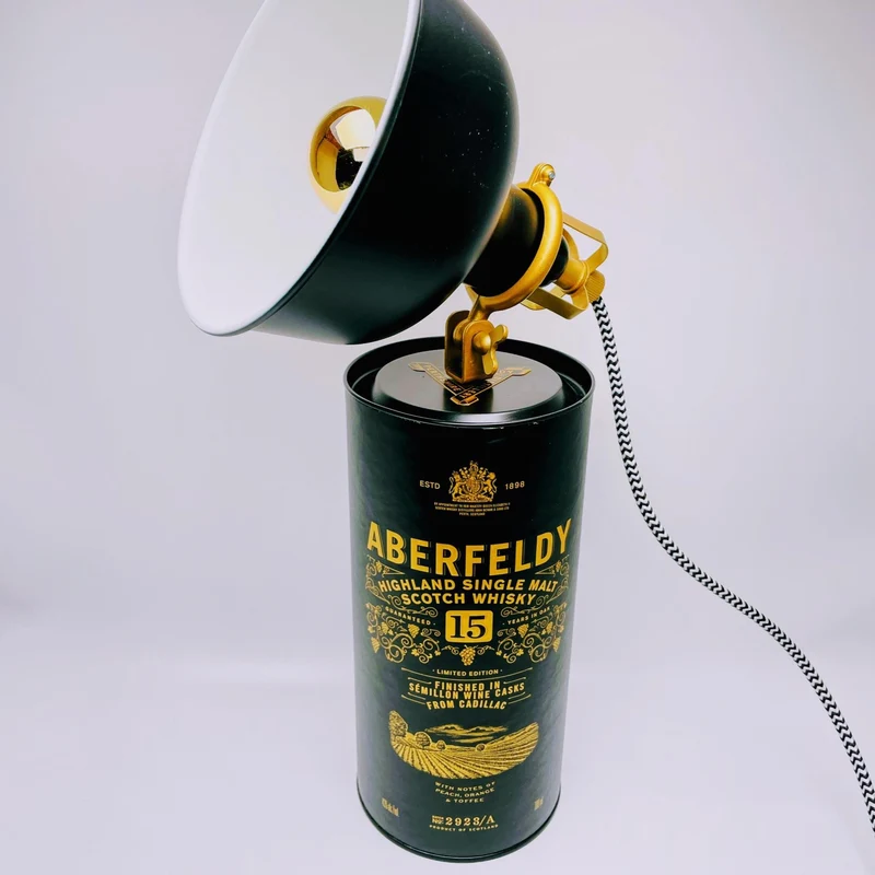 Whisky Tischlampe aus echten Tubes – Handgemachte Upcycling Design Lampe mit warmem Licht – Geschenkidee für Whisky Liebhaber