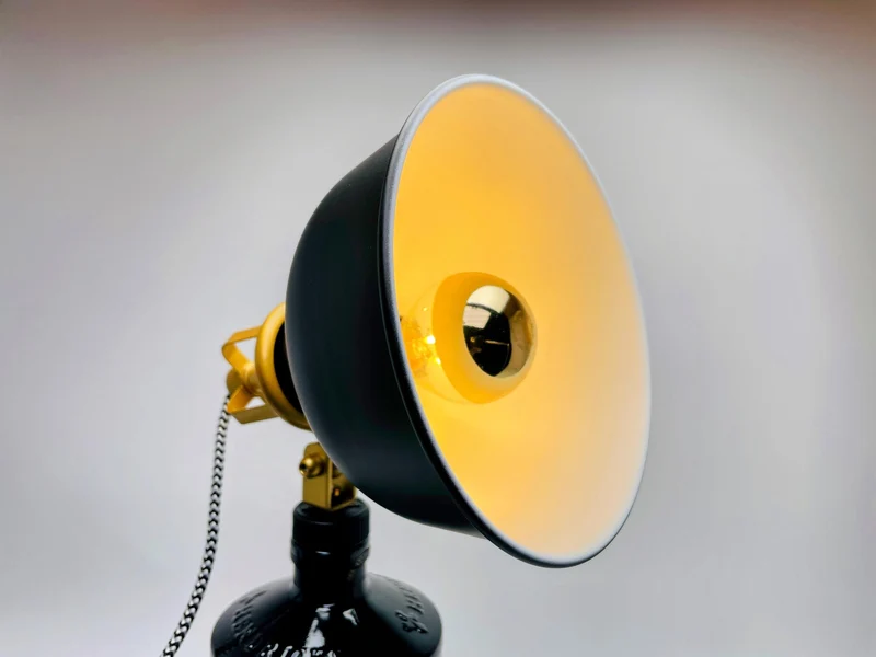 Whisky Tischlampe aus echten Tubes – Handgemachte Upcycling Design Lampe mit warmem Licht – Geschenkidee für Whisky Liebhaber