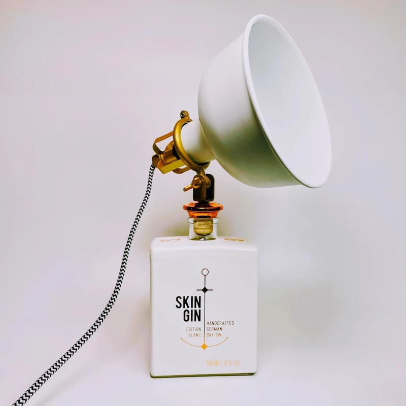 Skin Gin Vintage-Lampe | Handgemachte Tischlampe aus Skin Gin Flaschen | Einzigartige Geschenkidee | Retro Deko-Licht | Upcycling Leuchte