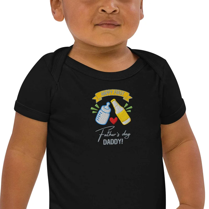 Bio Baby Body zum ersten Vatertag – Stick „Happy First Father’s Day Daddy!“ - Baby Strampler
