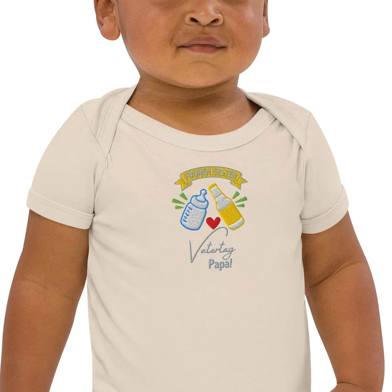 Bio Baby Body zum ersten Vatertag – Stick „Frohen ersten Vatertag Papa!“ - Bestickter Bio Baby-Strampler - Geschenk für Väter & Bier-Fans