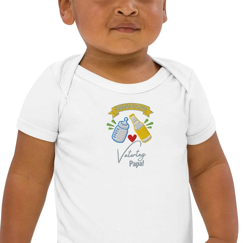 Bio Baby Body zum ersten Vatertag – Stick „Frohen ersten Vatertag Papa!“ - Bestickter Bio Baby-Strampler - Geschenk für Väter & Bier-Fans