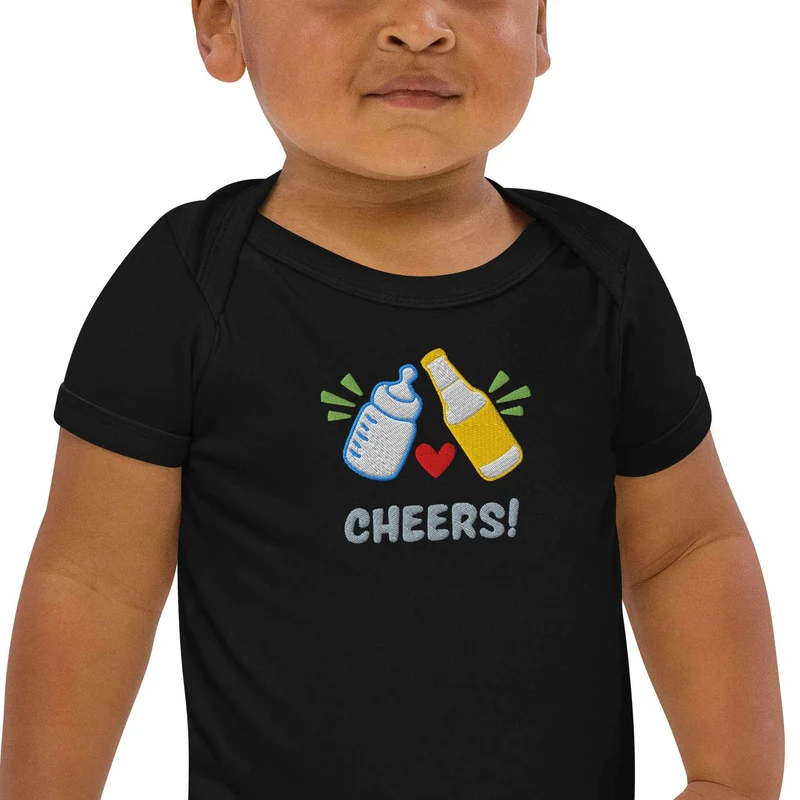Baby Body mit Stick „Cheers!“ – Bio Baumwolle – Geschenk für neue Papas mit Bierliebe