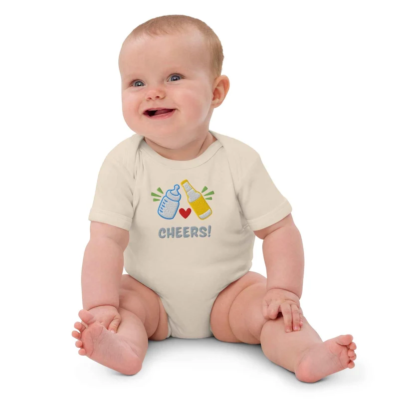 Baby Body mit Stick „Cheers!“ – Bio Baumwolle – Geschenk für neue Papas mit Bierliebe