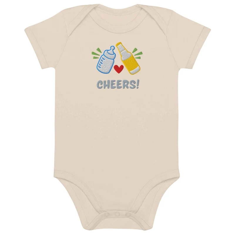 Baby Body mit Stick „Cheers!“ – Bio Baumwolle – Geschenk für neue Papas mit Bierliebe
