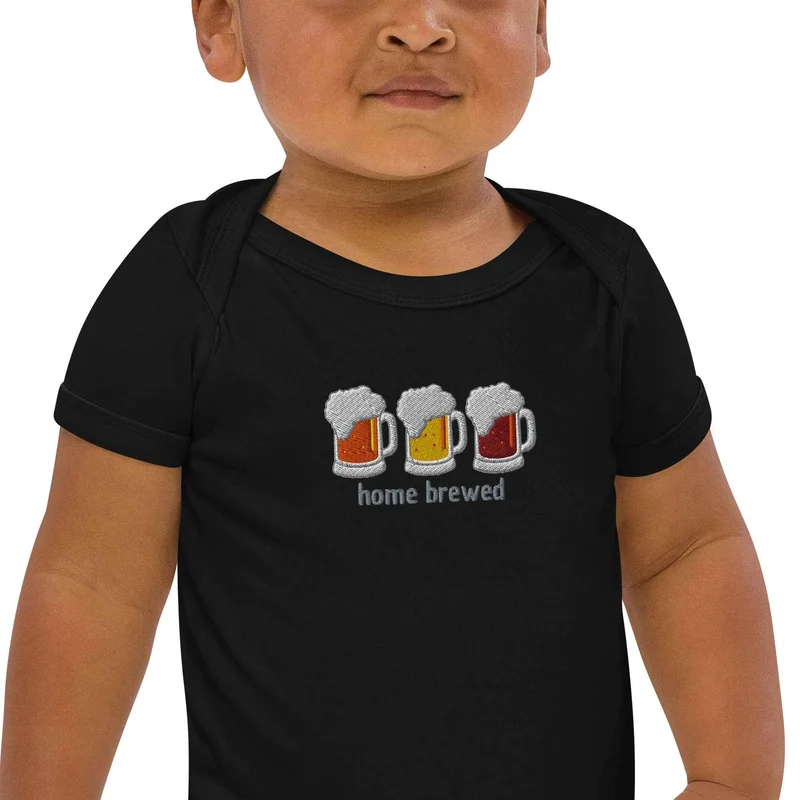 Baby Body mit Stick „home brewed“ – Bio Baumwolle – Witziges Geschenk für Bierpapas