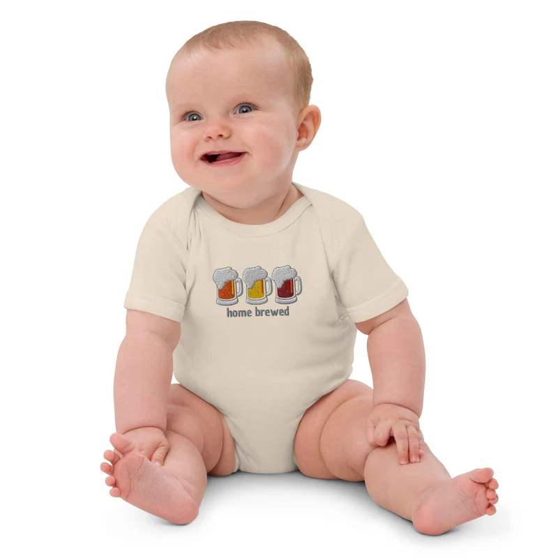 Baby Body mit Stick „home brewed“ – Bio Baumwolle – Witziges Geschenk für Bierpapas