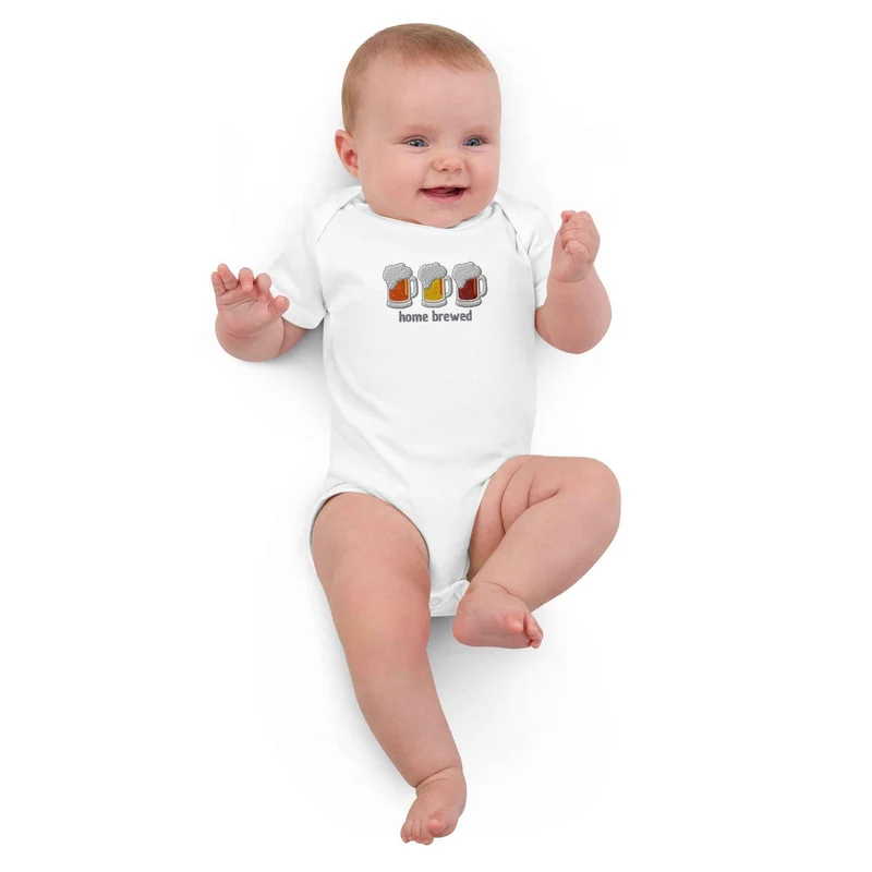 Baby Body mit Stick „home brewed“ – Bio Baumwolle – Witziges Geschenk für Bierpapas