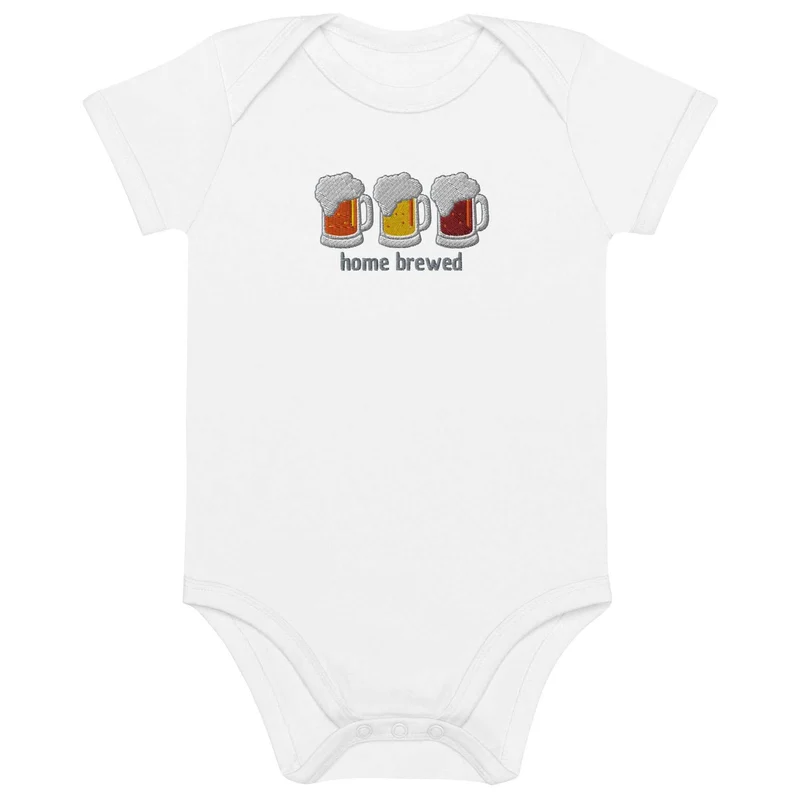 Baby Body mit Stick „home brewed“ – Bio Baumwolle – Witziges Geschenk für Bierpapas