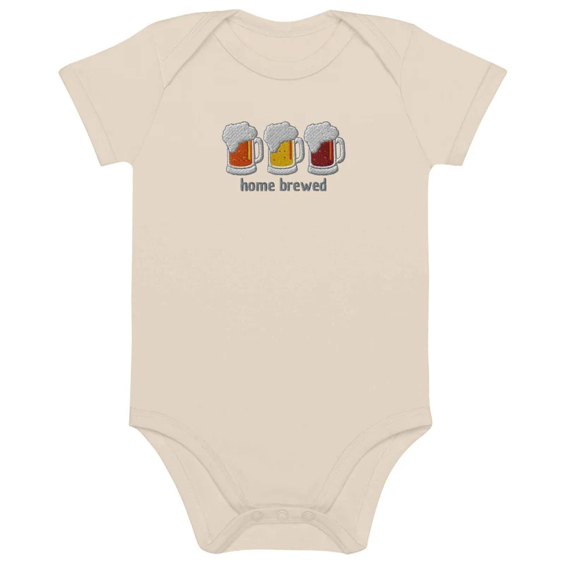 Baby Body mit Stick „home brewed“ – Bio Baumwolle – Witziges Geschenk für Bierpapas