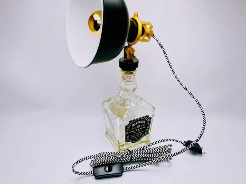 Jack Daniels Whisky Lampe | Handgemachte Upcycling Tischlampe aus Jack Daniels Single Barrel Flasche | Einzigartige Geschenkidee | Deko