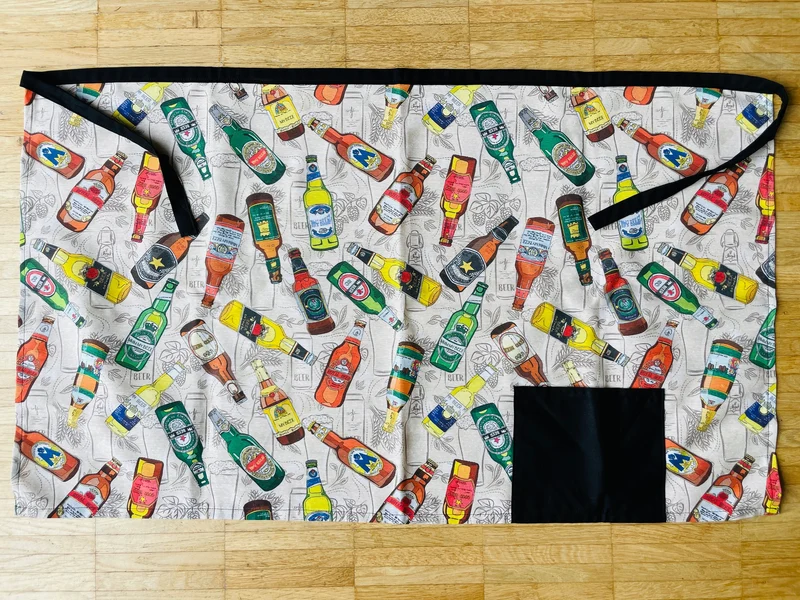 Bier Schürze | Handgefertigte Grillschürze mit Bier-Flaschen-Motiv | Kochschürze aus Stoff | 93x55cm | Originelle Geschenkidee für Grillfans