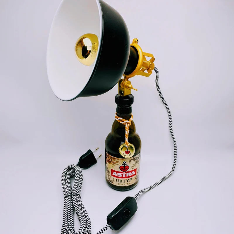 Astra Tischlampe aus echter Astra Bierflasche – Handgemachte Upcycling Retro Lampe mit warmem Licht – Geschenkidee für Hamburg St Pauli Fans