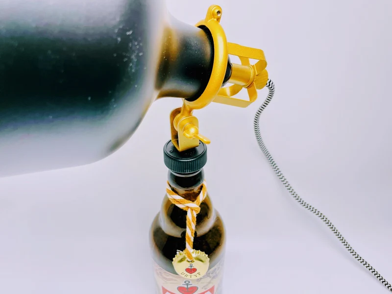 Astra Tischlampe aus echter Astra Bierflasche – Handgemachte Upcycling Retro Lampe mit warmem Licht – Geschenkidee für Hamburg St Pauli Fans