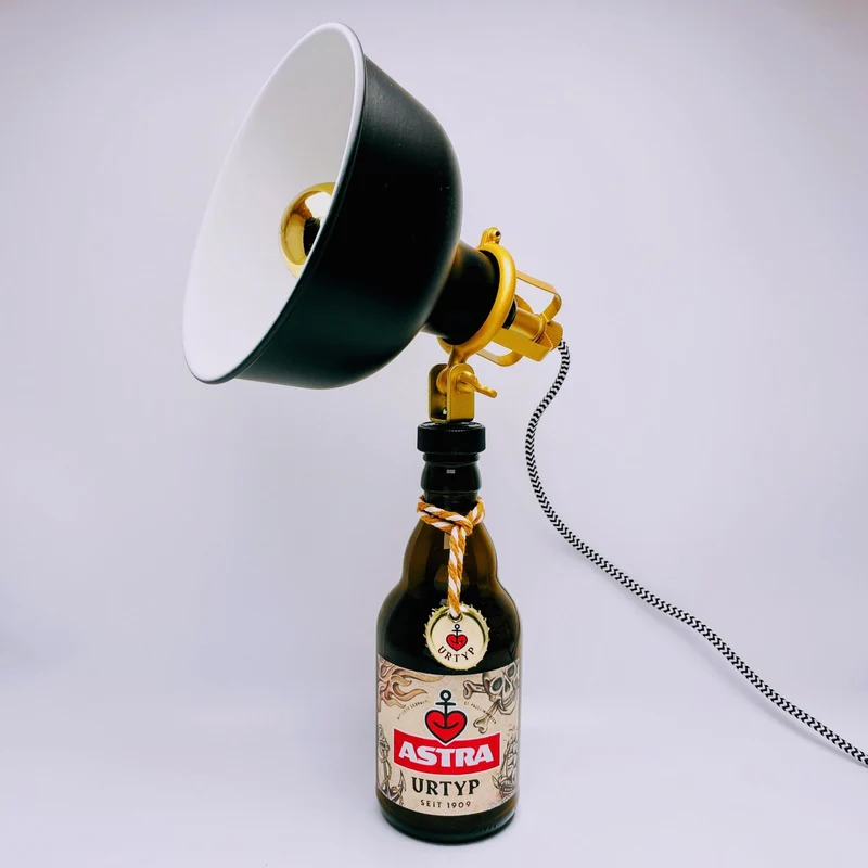 Astra Tischlampe aus echter Astra Bierflasche – Handgemachte Upcycling Retro Lampe mit warmem Licht – Geschenkidee für Hamburg St Pauli Fans