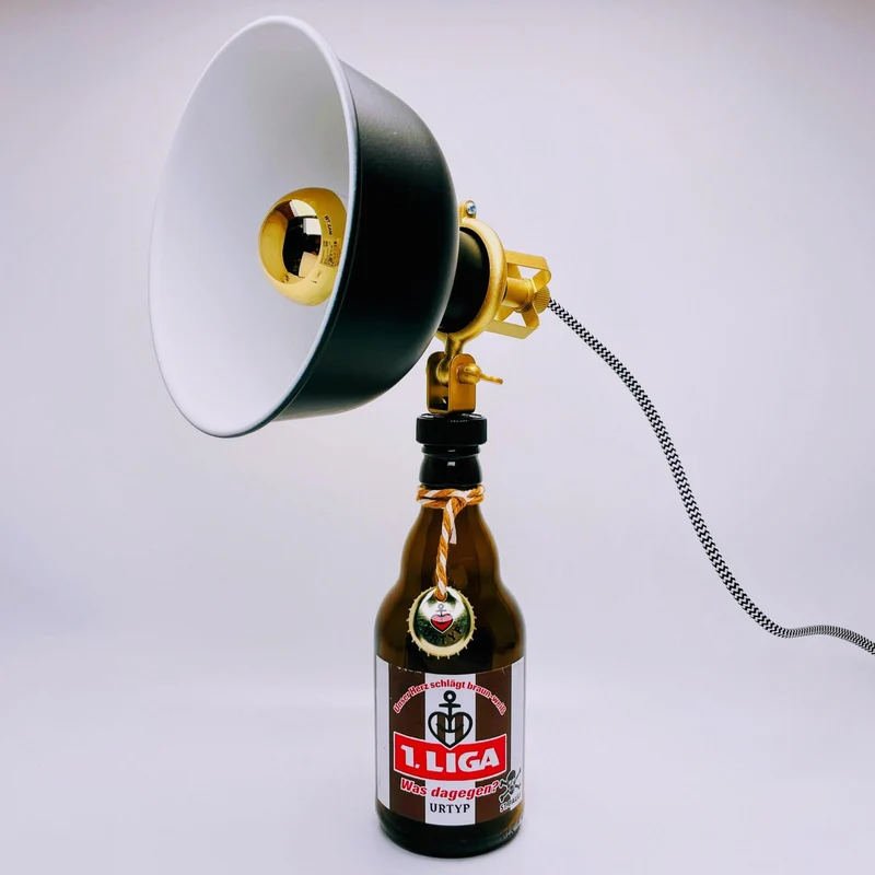Astra Tischlampe aus echter Astra Bierflasche – Handgemachte Upcycling Retro Lampe mit warmem Licht – Geschenkidee für Hamburg St Pauli Fans