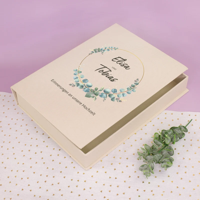 Handgefertigte Erinnerungsbox zur Hochzeit | Personalisierte Fotobox in Buch Form mit Eukalyptus Kranz