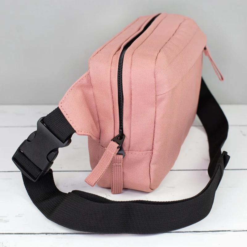 Bauchtasche mit Name personalisiert in schwarz oder rosa | Gürteltasche als Geschenk für Frauen