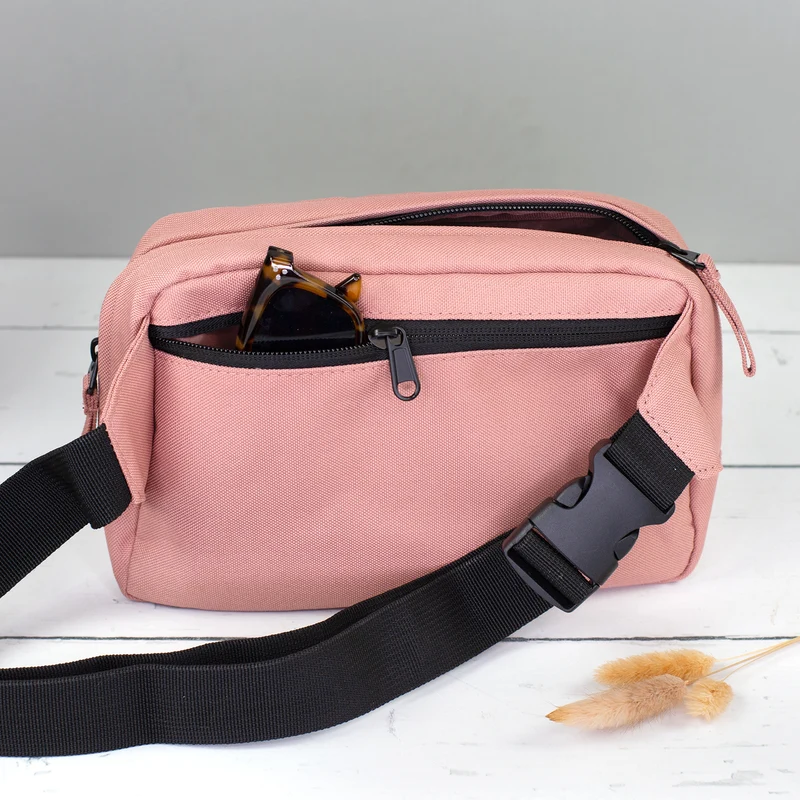 Bauchtasche mit Name personalisiert in schwarz oder rosa | Gürteltasche als Geschenk für Frauen