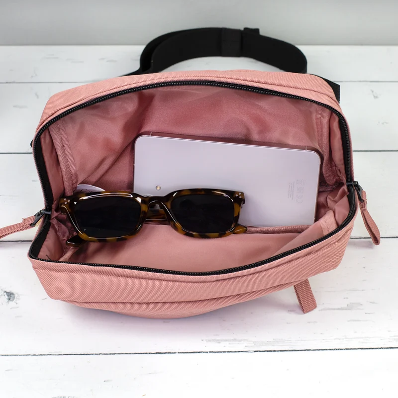 Bauchtasche mit Name personalisiert in schwarz oder rosa | Gürteltasche als Geschenk für Frauen